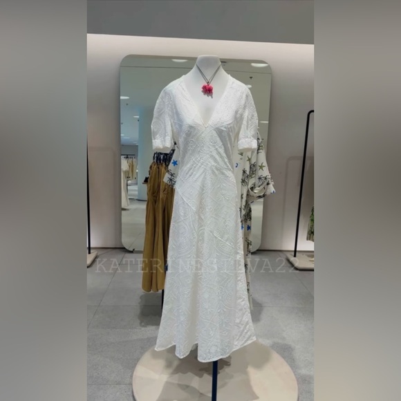 Embroidered midi dress - Picture 5 of 7